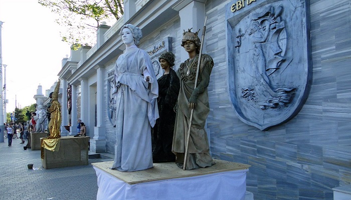 фото Театр живых статуй в Евпатории